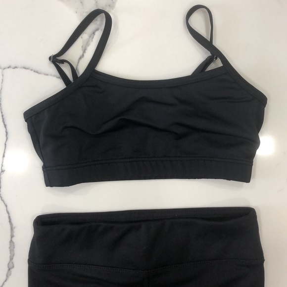 Black sports bra and biker shorts - Picture 2 of 2